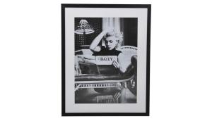 VILLA Tavla Marilyn dailey news, 70x90-, en produkt av hög kvalitet till bra pris från Ulfåsa möbler