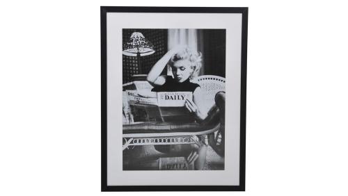 VILLA Tavla Marilyn dailey news, 70x90-, en produkt av hög kvalitet till bra pris från Ulfåsa möbler