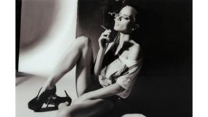 BILDE Woman with cigarette 120x80, en produkt av hög kvalitet till bra pris från Ulfåsa möbler