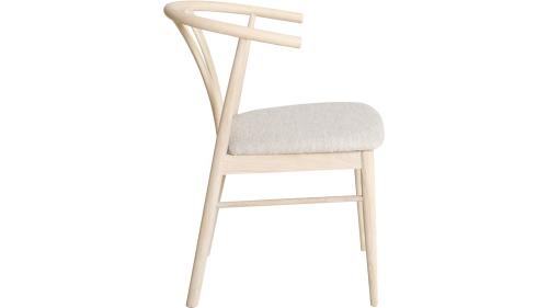 ARON Matstol i vitoljad ek, beige boucle, en produkt av hög kvalitet till bra pris från Ulfåsa möbler