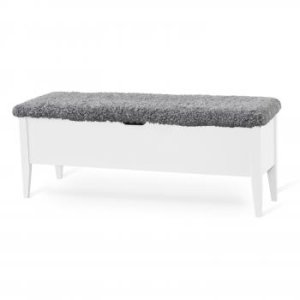 Bänk 120 cm vitlack med äkta fårskinn, en produkt av hög kvalitet till bra pris från Ulfåsa möbler