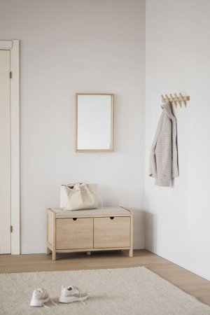 Hillmond bänk 2L 80 vitpigmenterad ek/beige tyg, en produkt av hög kvalitet till bra pris från Ulfåsa möbler