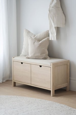 Hillmond bänk 2L 80 vitpigmenterad ek/beige tyg, en produkt av hög kvalitet till bra pris från Ulfåsa möbler
