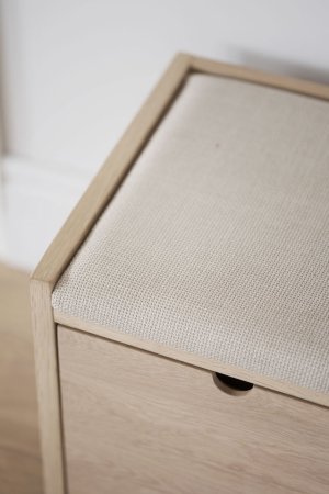 Hillmond bänk 2L 80 vitpigmenterad ek/beige tyg, en produkt av hög kvalitet till bra pris från Ulfåsa möbler