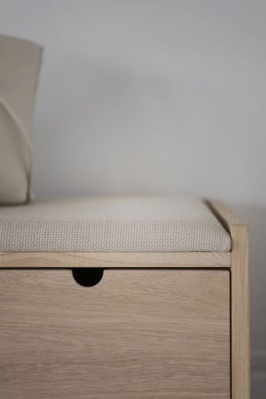 Hillmond bänk 2L 80 vitpigmenterad ek/beige tyg, en produkt av hög kvalitet till bra pris från Ulfåsa möbler