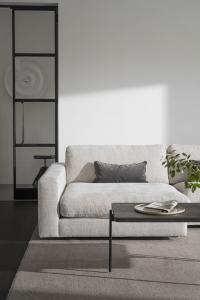 Duncan 1,5-sits schäslong V/fåtölj ljusgrått Robin#01 (k3), en produkt av hög kvalitet till bra pris från Ulfåsa möbler