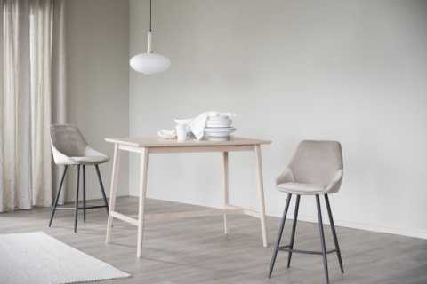 Sierra barstol beige sammet/svarta metallben, en produkt av hög kvalitet till bra pris från Ulfåsa möbler