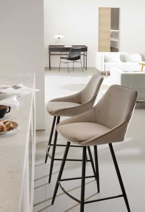 Sierra barstol beige sammet/svarta metallben, en produkt av hög kvalitet till bra pris från Ulfåsa möbler