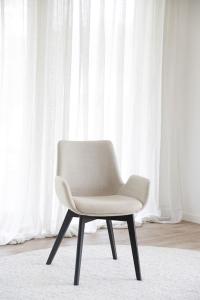 Drimsdale karmstol beige tyg/svarta ekben, en produkt av hög kvalitet till bra pris från Ulfåsa möbler