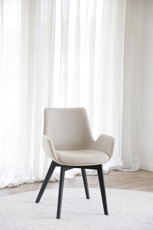 Drimsdale karmstol beige tyg/svarta ekben, en produkt av hög kvalitet till bra pris från Ulfåsa möbler