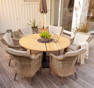 Peace Wood matbord Antracit/Natur med 6 karmstolar Lenora, en produkt av hög kvalitet till bra pris från Ulfåsa möbler