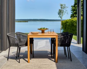 Joe matbord Natur med 4 karmstolar Delta Antracit, en produkt av hög kvalitet till bra pris från Ulfåsa möbler