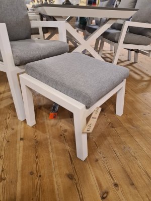 Como fåtöljgrupp 2 fåtöljer inkl pallar, dynor och sidbord white/grey inkl dyna, en produkt av hög kvalitet till bra pris från Ulfåsa möbler