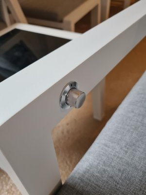 Como fåtöljgrupp 2 fåtöljer inkl pallar, dynor och sidbord white/grey inkl dyna, en produkt av hög kvalitet till bra pris från Ulfåsa möbler