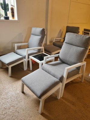 Como fåtöljgrupp 2 fåtöljer inkl pallar, dynor och sidbord white/grey inkl dyna, en produkt av hög kvalitet till bra pris från Ulfåsa möbler