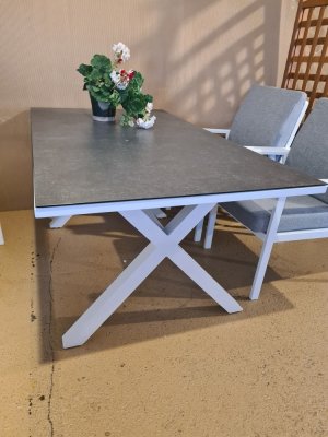X-leg matbord vit med svart glasskiva 160x90cm, en produkt av hög kvalitet till bra pris från Ulfåsa möbler