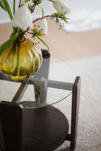 Arran soffbord Ø52 brun ek/glas, en produkt av hög kvalitet till bra pris från Ulfåsa möbler