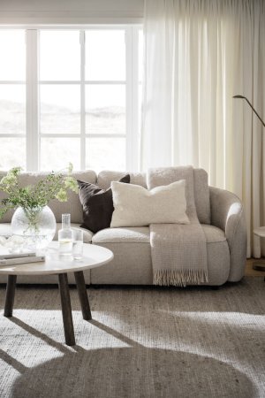 Norris soffa 3-sits ljusbeige tyg Anna #2 (k3), en produkt av hög kvalitet till bra pris från Ulfåsa möbler