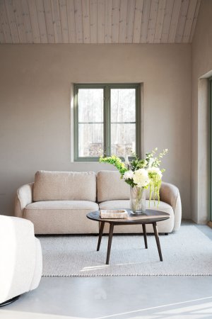 Norris soffa 3-sits ljusbeige tyg Anna #2 (k3), en produkt av hög kvalitet till bra pris från Ulfåsa möbler