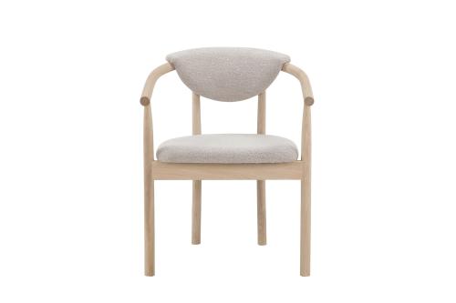 RYAN Matstol i vitoljad ek, beige boucle, en produkt av hög kvalitet till bra pris från Ulfåsa möbler