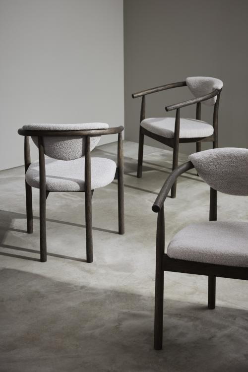 RYAN Matstol i brunoljad ek,beige boucle, en produkt av hög kvalitet till bra pris från Ulfåsa möbler