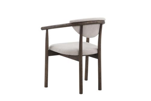 RYAN Matstol i brunoljad ek,beige boucle, en produkt av hög kvalitet till bra pris från Ulfåsa möbler