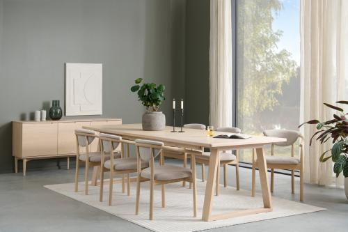 RYAN Matstol i vitoljad ek, beige boucle, en produkt av hög kvalitet till bra pris från Ulfåsa möbler