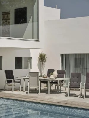 Newfort positionsstol Light Grey/Off-White, en produkt av hög kvalitet till bra pris från Ulfåsa möbler