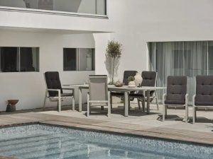 Newfort positionsstol Light Grey/Off-White, en produkt av hög kvalitet till bra pris från Ulfåsa möbler