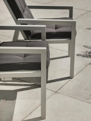 Newfort positionsstol Light Grey/Off-White, en produkt av hög kvalitet till bra pris från Ulfåsa möbler