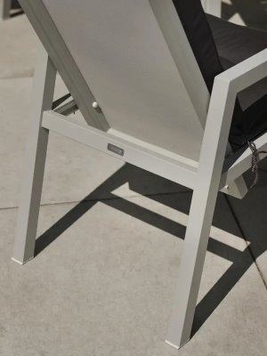 Newfort positionsstol Light Grey/Off-White, en produkt av hög kvalitet till bra pris från Ulfåsa möbler