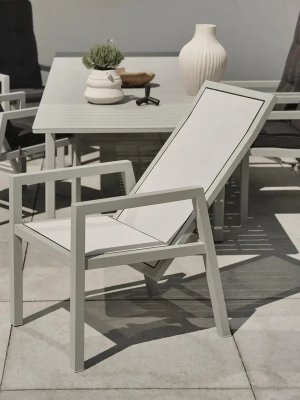 Newfort positionsstol Light Grey/Off-White, en produkt av hög kvalitet till bra pris från Ulfåsa möbler