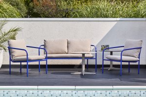 Bendt 2-sitssoffa Indigo Blue/Teddy Beige, en produkt av hög kvalitet till bra pris från Ulfåsa möbler