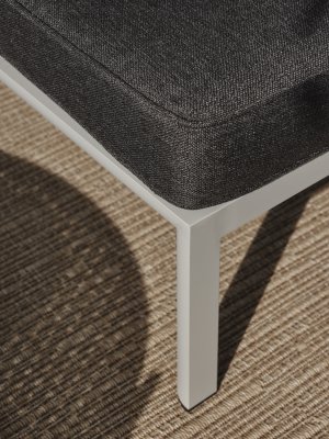 Delia divansoffa Light Grey/Nearly Black, en produkt av hög kvalitet till bra pris från Ulfåsa möbler
