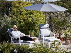 Como fåtöljgrupp 2 fåtöljer inkl pallar, dynor och sidbord white/grey inkl dyna, en produkt av hög kvalitet till bra pris från Ulfåsa möbler