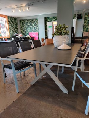 X-leg bord 210x100 cm vit/glas, en produkt av hög kvalitet till bra pris från Ulfåsa möbler