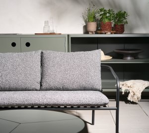 Bendt 2-sitssoffa Svart/Teddy Ant, en produkt av hög kvalitet till bra pris från Ulfåsa möbler
