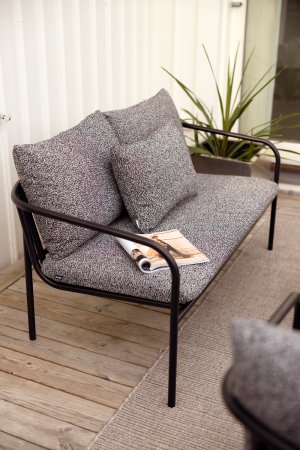 Bendt 2-sitssoffa Svart/Teddy Ant, en produkt av hög kvalitet till bra pris från Ulfåsa möbler