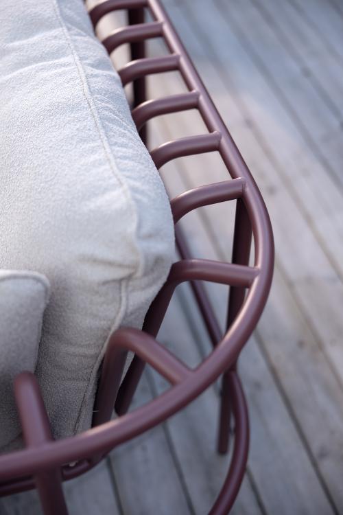 Collier hörn Zin Red/Teddy Beige, en produkt av hög kvalitet till bra pris från Ulfåsa möbler