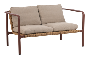 Motty 2-sitssoffa Zin Red/Teddy Beige, en produkt av hög kvalitet till bra pris från Ulfåsa möbler