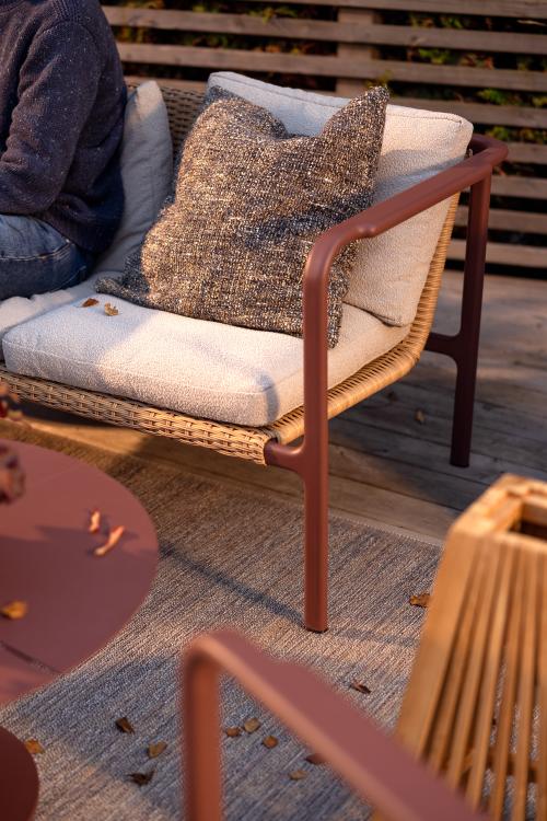 Motty 2-sitssoffa Zin Red/Teddy Beige, en produkt av hög kvalitet till bra pris från Ulfåsa möbler