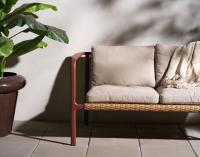 Motty 2-sitssoffa Zin Red/Teddy Beige, en produkt av hög kvalitet till bra pris från Ulfåsa möbler