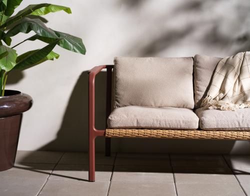 Motty 2-sitssoffa Zin Red/Teddy Beige, en produkt av hög kvalitet till bra pris från Ulfåsa möbler