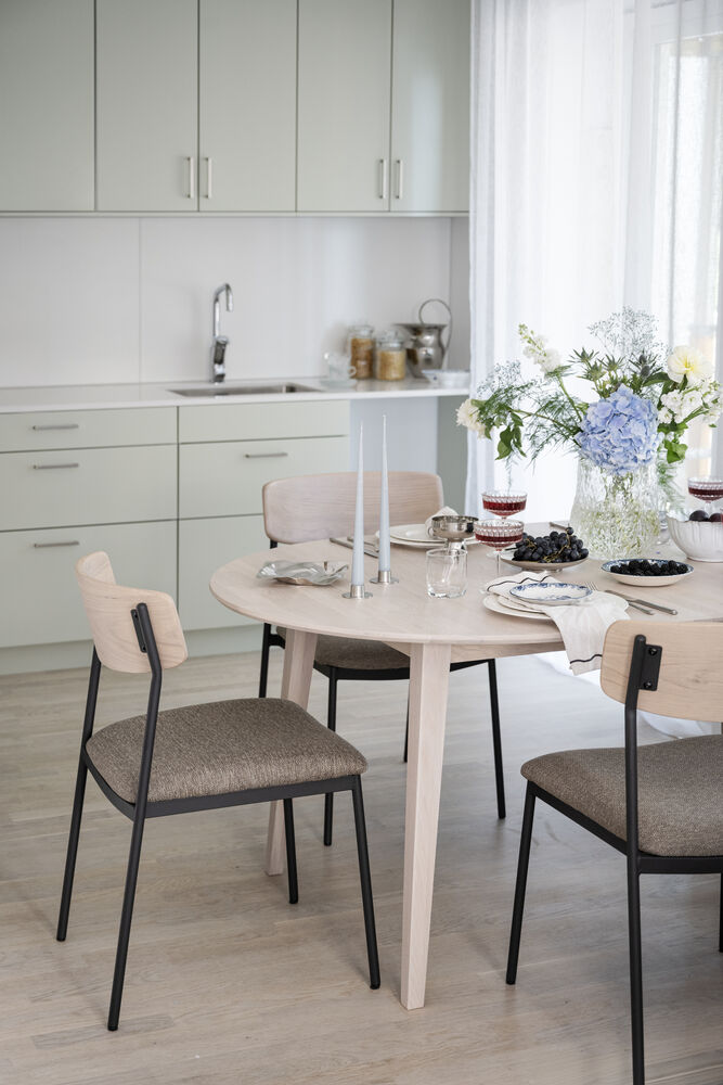 Maymont stol vitpig.ekrygg/mörkbeige tyg/svart metall stapelbar, en produkt av hög kvalitet till bra pris från Ulfåsa möbler