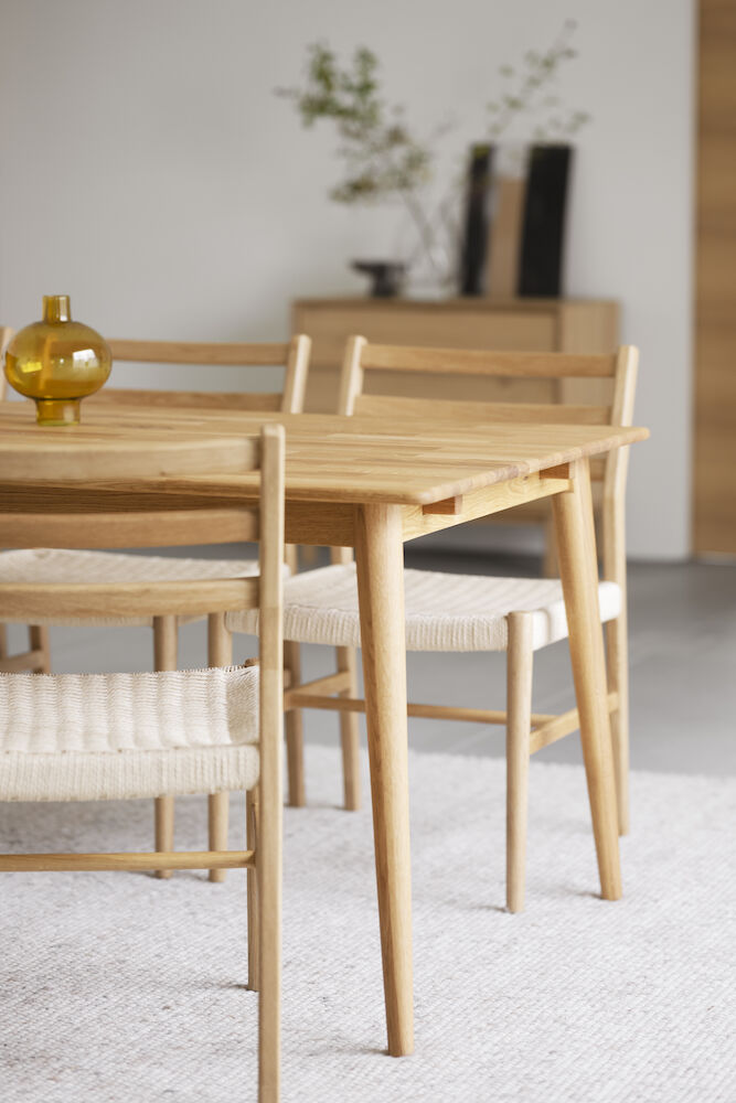 Harlan stol ek/flätad sits, en produkt av hög kvalitet till bra pris från Ulfåsa möbler