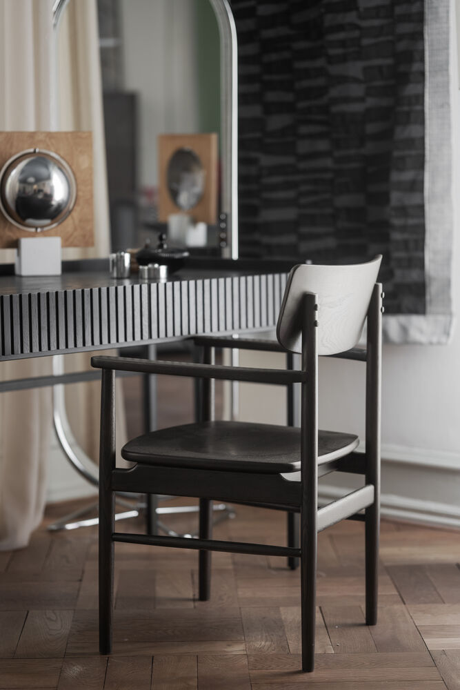 Maidstone karmstol brun ek, en produkt av hög kvalitet till bra pris från Ulfåsa möbler