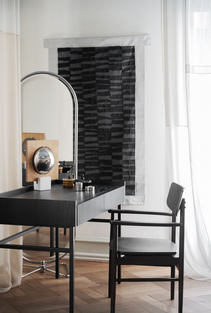 Maidstone karmstol brun ek, en produkt av hög kvalitet till bra pris från Ulfåsa möbler