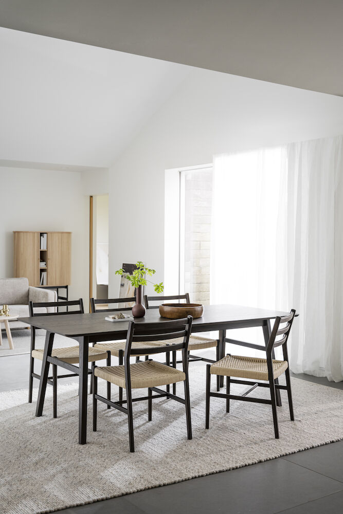 Harlan stol brun ek/flätad sits, en produkt av hög kvalitet till bra pris från Ulfåsa möbler