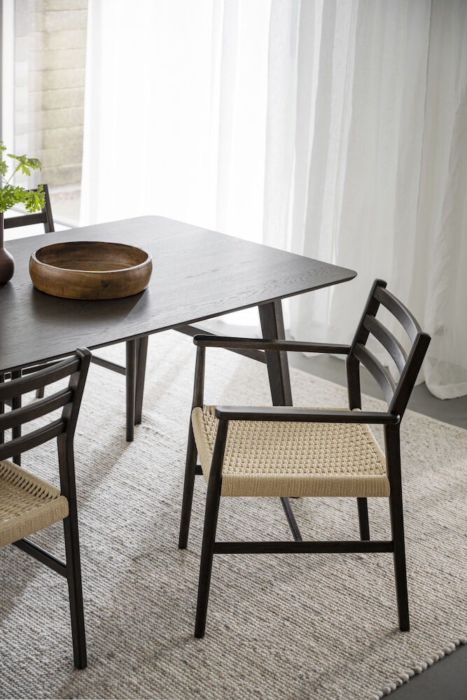 Harlan karmstol brun ek/flätad sits, en produkt av hög kvalitet till bra pris från Ulfåsa möbler