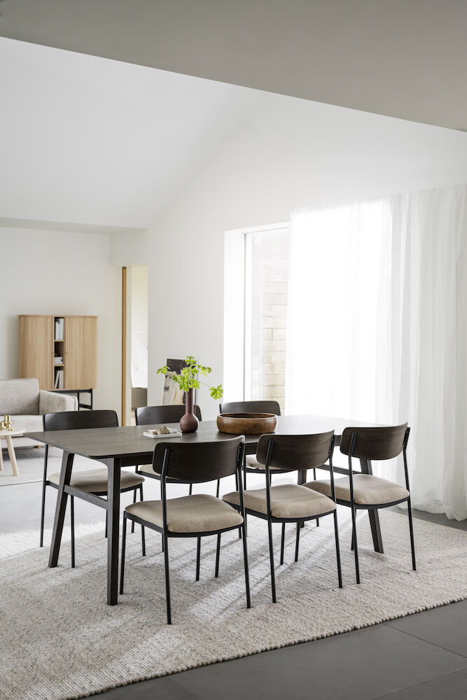 Maymont stol brun ekrygg/ljusbeige tyg/svart metall stapelbar, en produkt av hög kvalitet till bra pris från Ulfåsa möbler